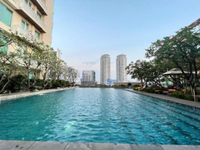 Spacious 1BR Retreat with Views and Spa Bath
